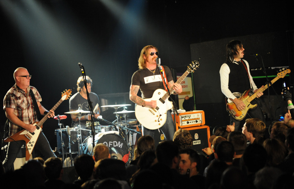 Devojka frontmena benda snimila teroristu?! (VIDEO)