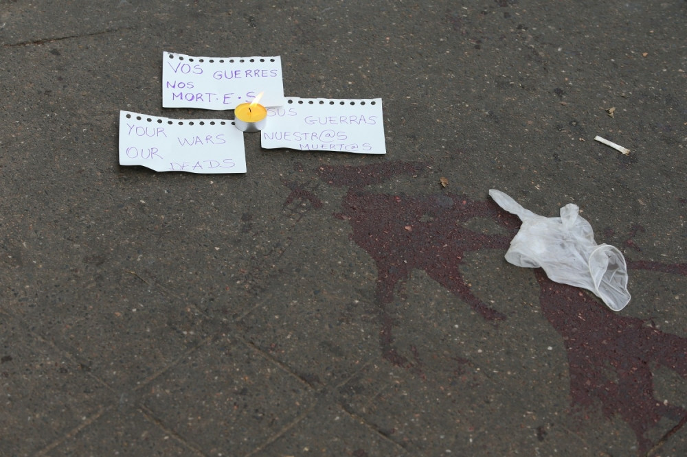 Očajni roditelji tragaju za decom u Parizu (FOTO)