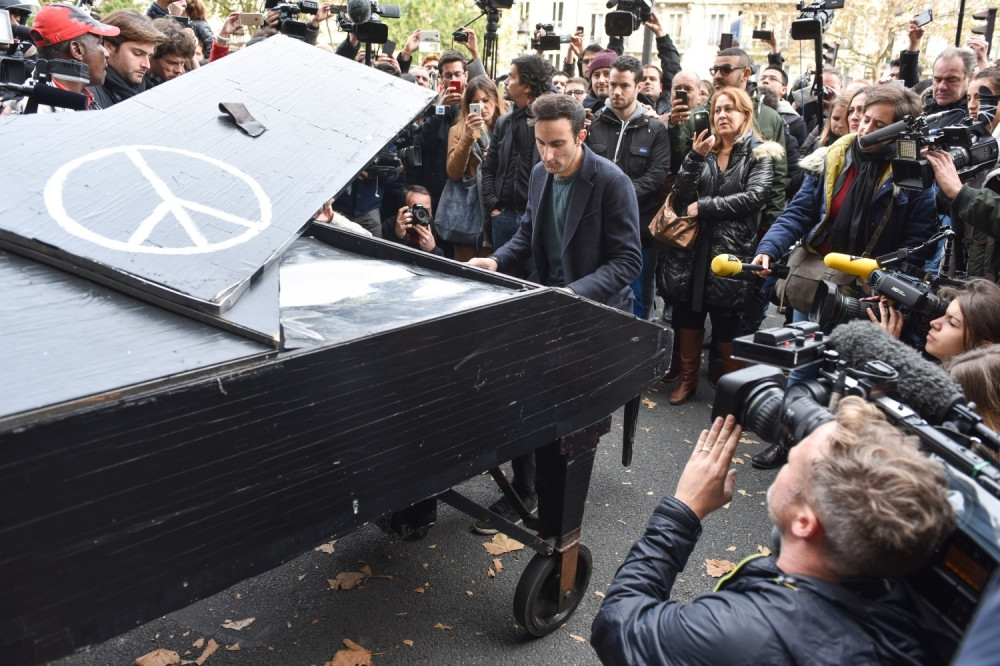 Pijanista svirao za žrtve u Parizu! (VIDEO)