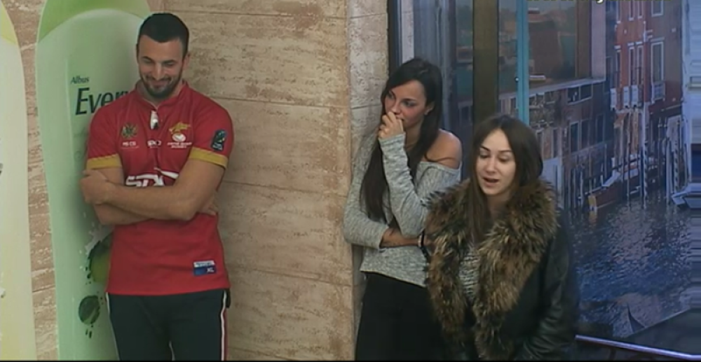 Ružica bacila oko na ragbistu!