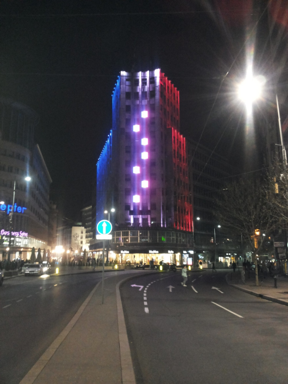 Most na Adi i palata "Albanija" u bojama Rusije