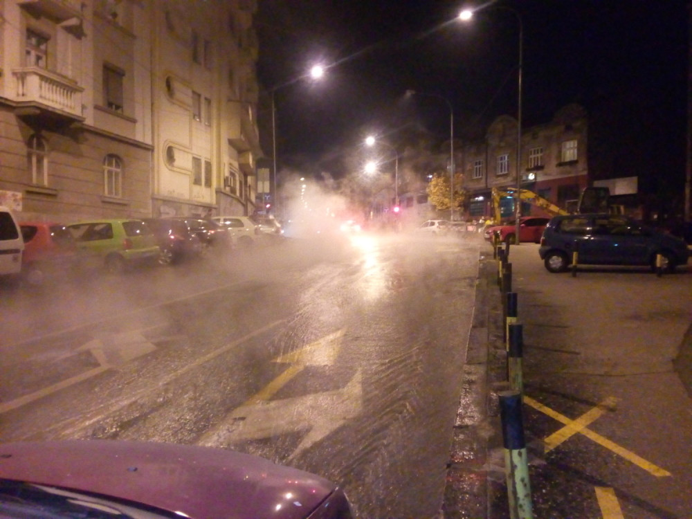 Pukao toplovod ispod Brankovog mosta (FOTO)