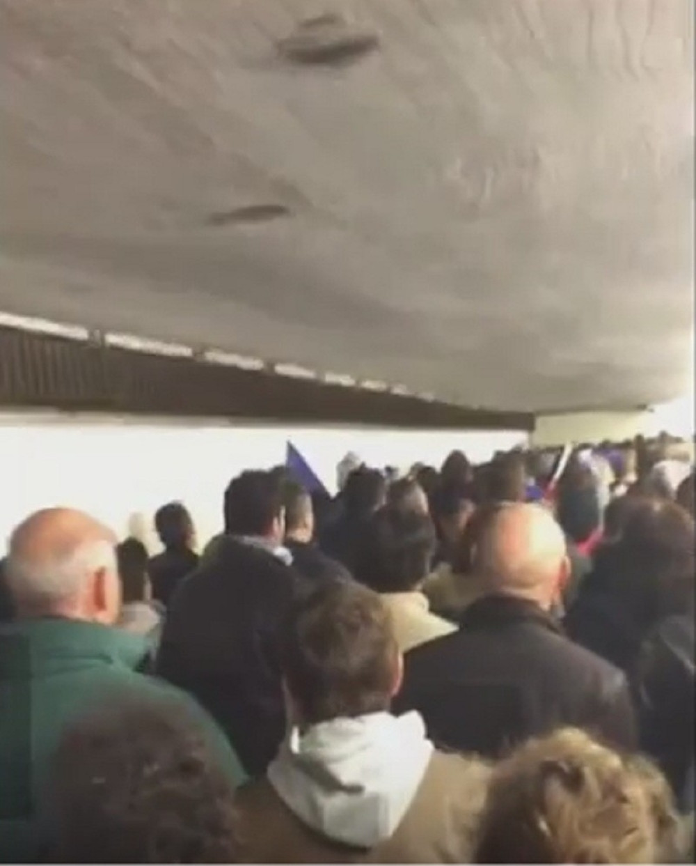 Navijači pevaju Marseljezu dok beže sa stadiona! (VIDEO)