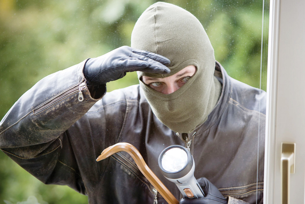 Maskirani razbojnik upao u kladionicu i oteo 495 evra