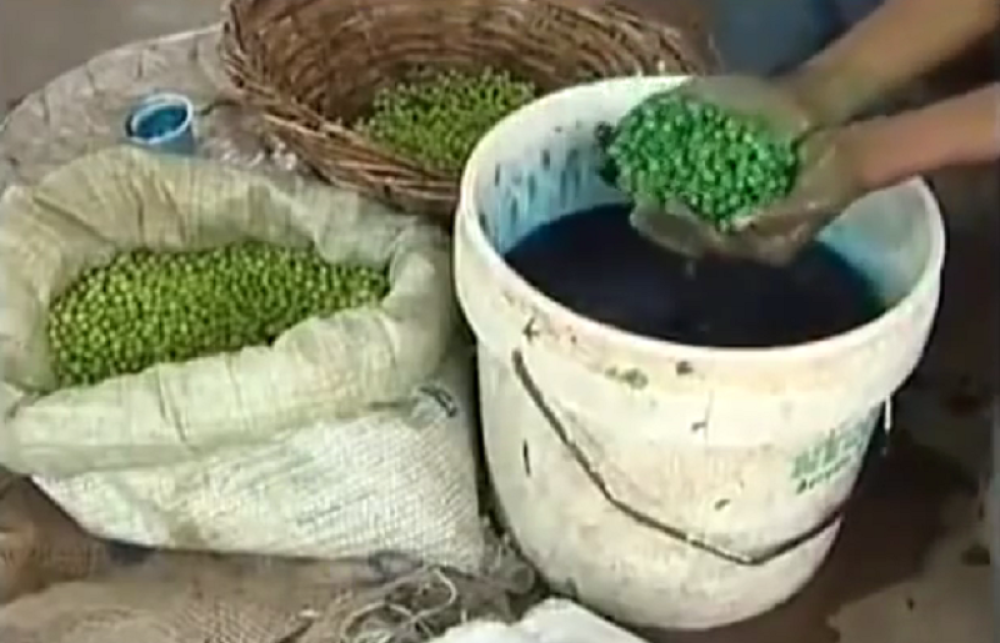 Boje hranu hemikalijama kako bi izgledala svežije! (VIDEO)