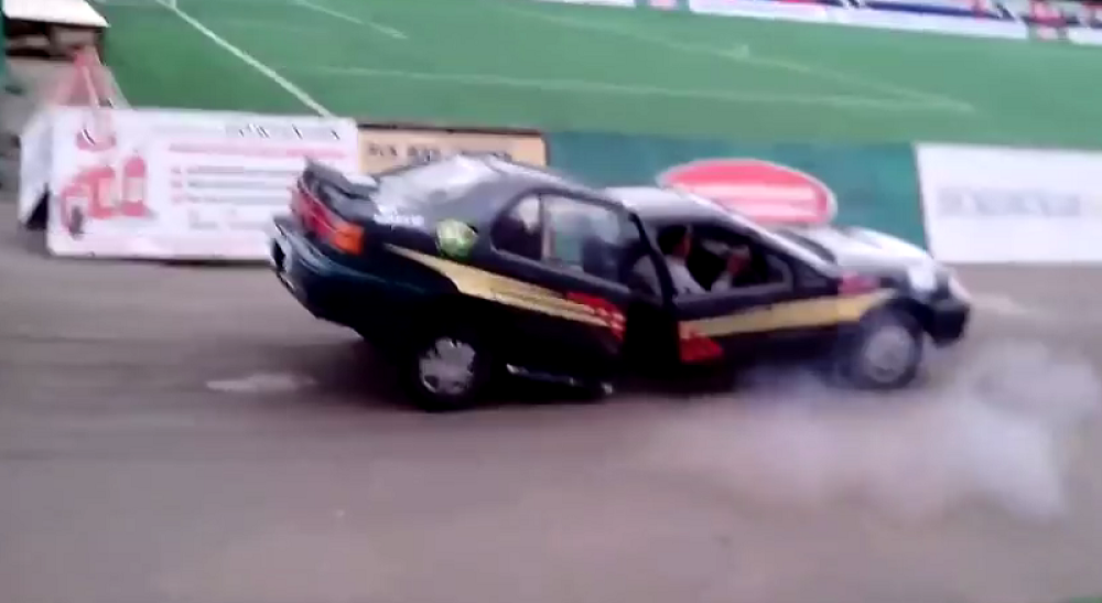 Auto se prepolovio tokom vožnje! (VIDEO)