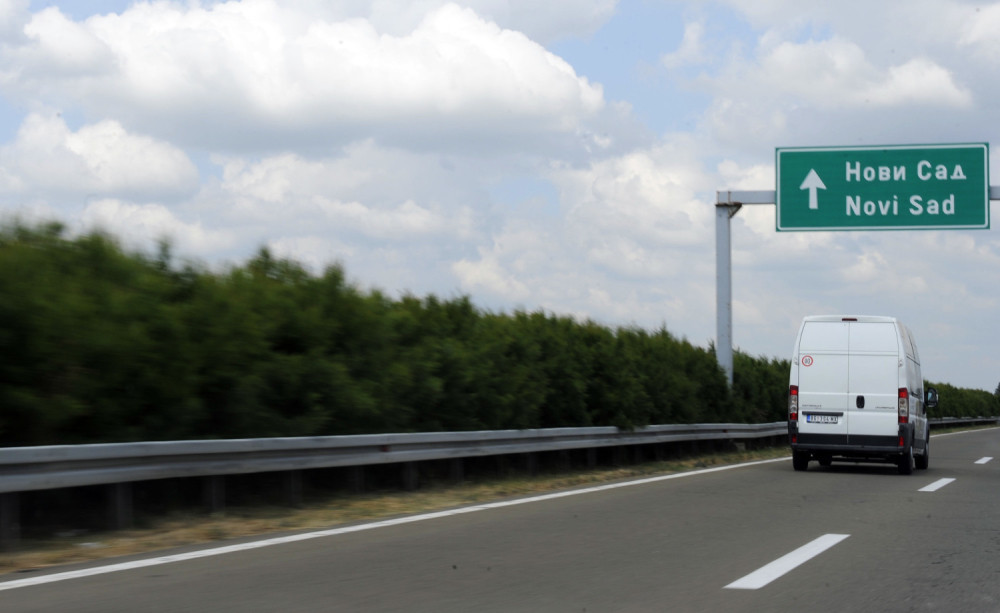 Zatvara se jedna traka na auto-putu ka aerodromu!