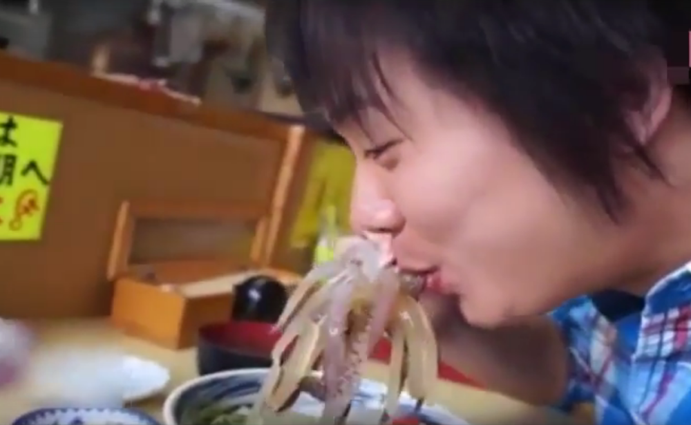 Pojeo živu lignju! (VIDEO)