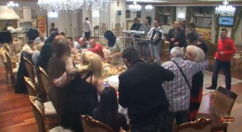 Kem ušao u vilu, odmah pao seks (FOTO)