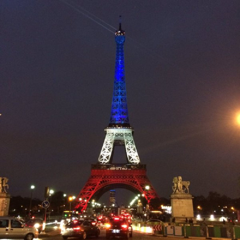 Ajfelova kula ponovo svetli, u bojama Francuske (FOTO)
