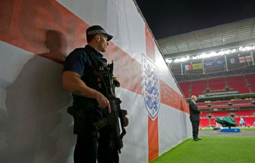Naoružana policija obezbeđuje trening Francuza!
