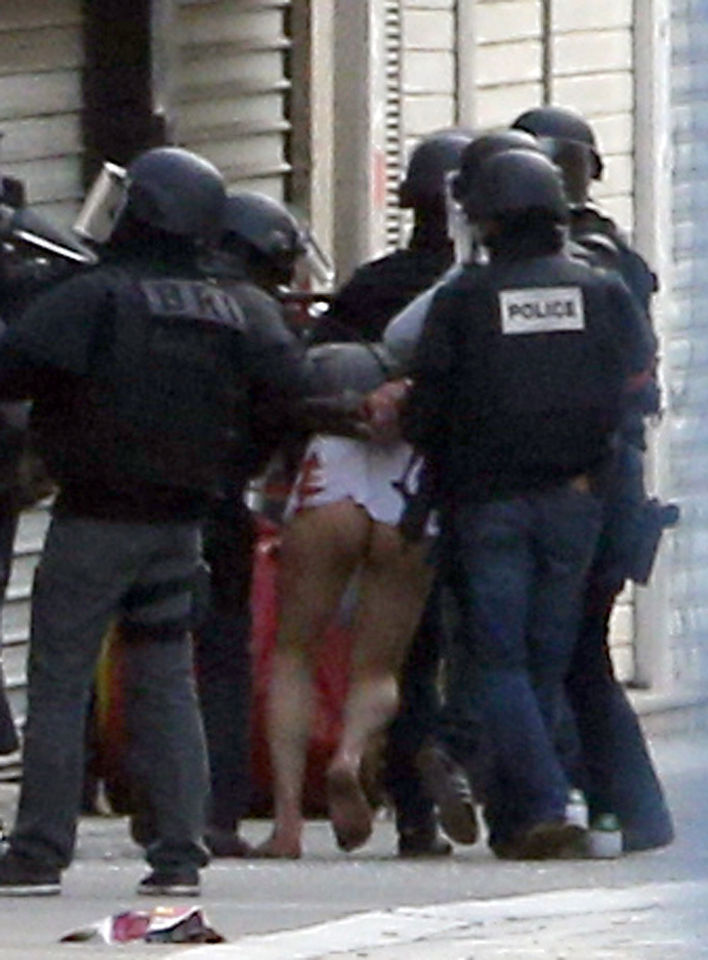 Pucnjava u San Deniju, žena se raznela!(VIDEO)