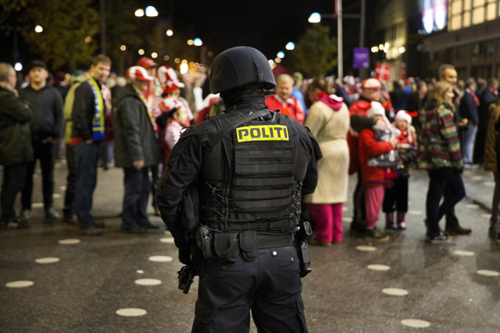 Kad su VERNICI videli počeli su da bacaju kamenje, pale kontejnere i tuku policiju