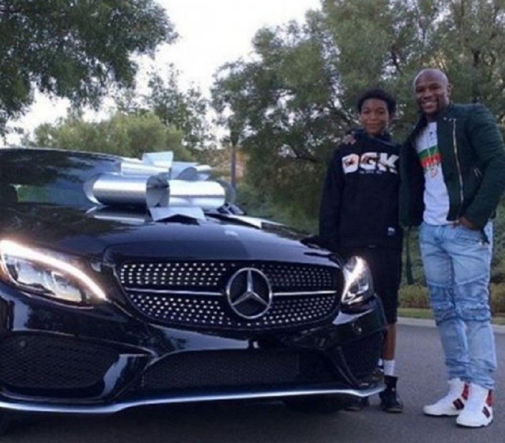 Mejveder kupio sinu za rođendan "mašinu" od 231.000 dolara!