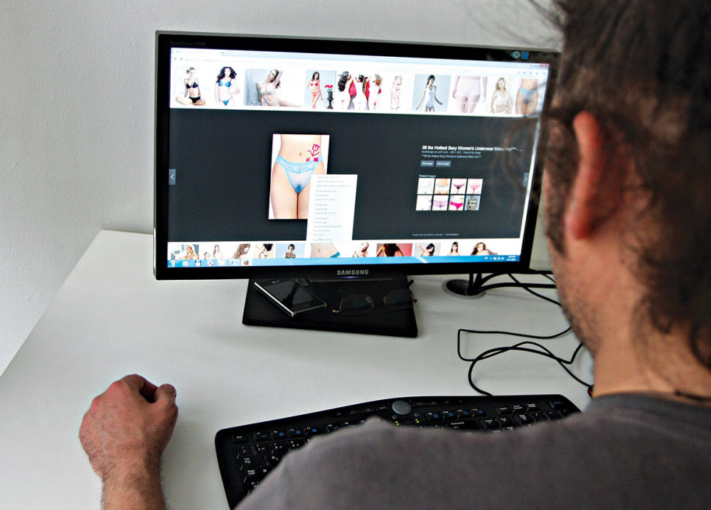 Otkriven manijak s interneta koji je devojčici slao gnusne poruke! (ŠOK PREPISKA)