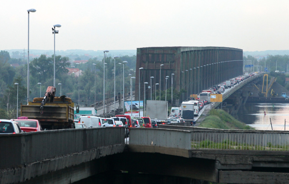 Lančani sudar na Pančevcu, ogromna kolona automobila ka gradu