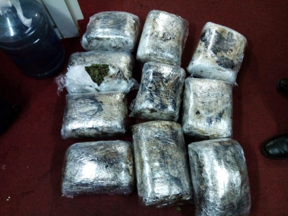 Drogu krio po dvorištu