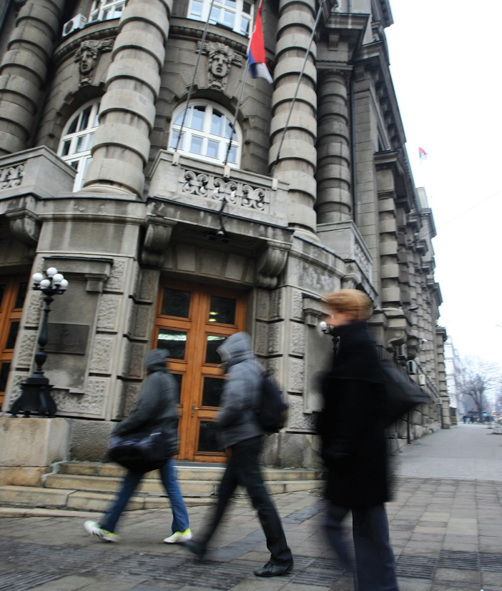 Vlada podiže ogradu!