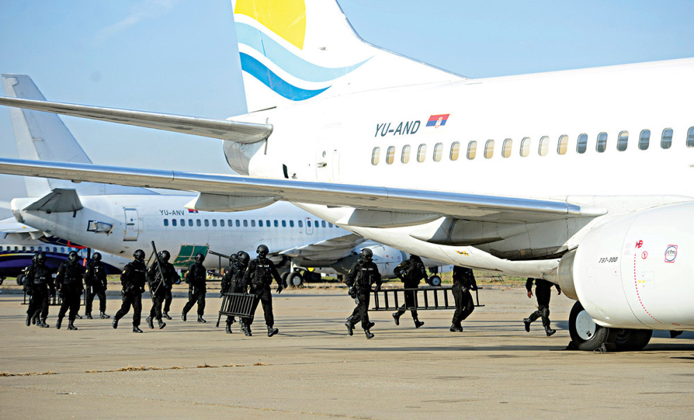 Teroristi u Beogradu oteli avion pun studenata!