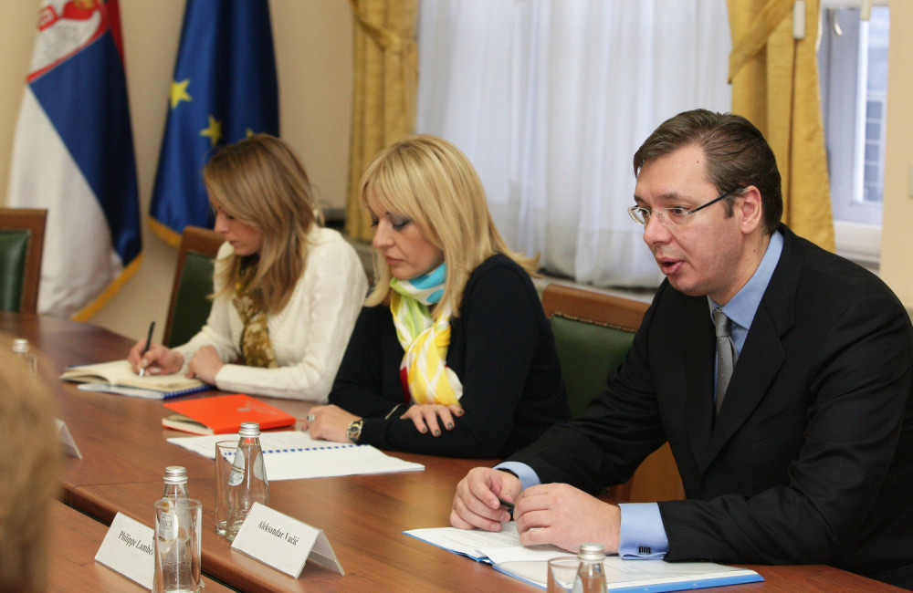 Jadranka žvaće žvaku dok Vučić priča! (VIDEO)