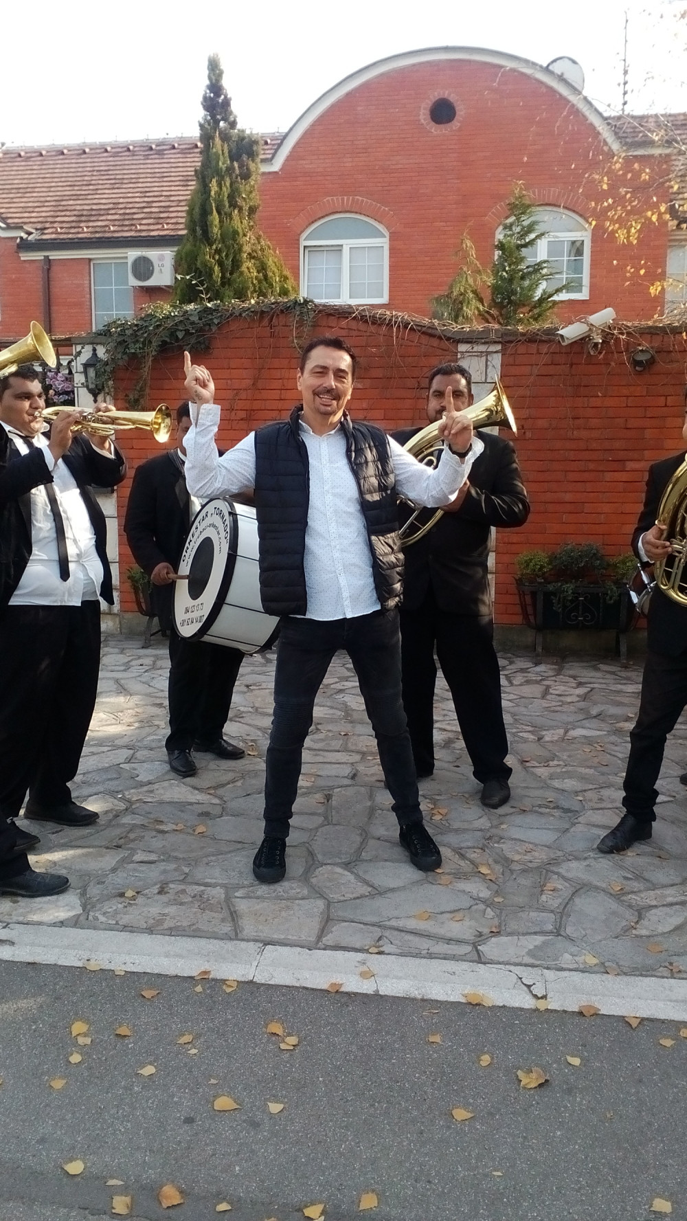 Keba kitio trubače parama i rakijom! (FOTO + VIDEO)