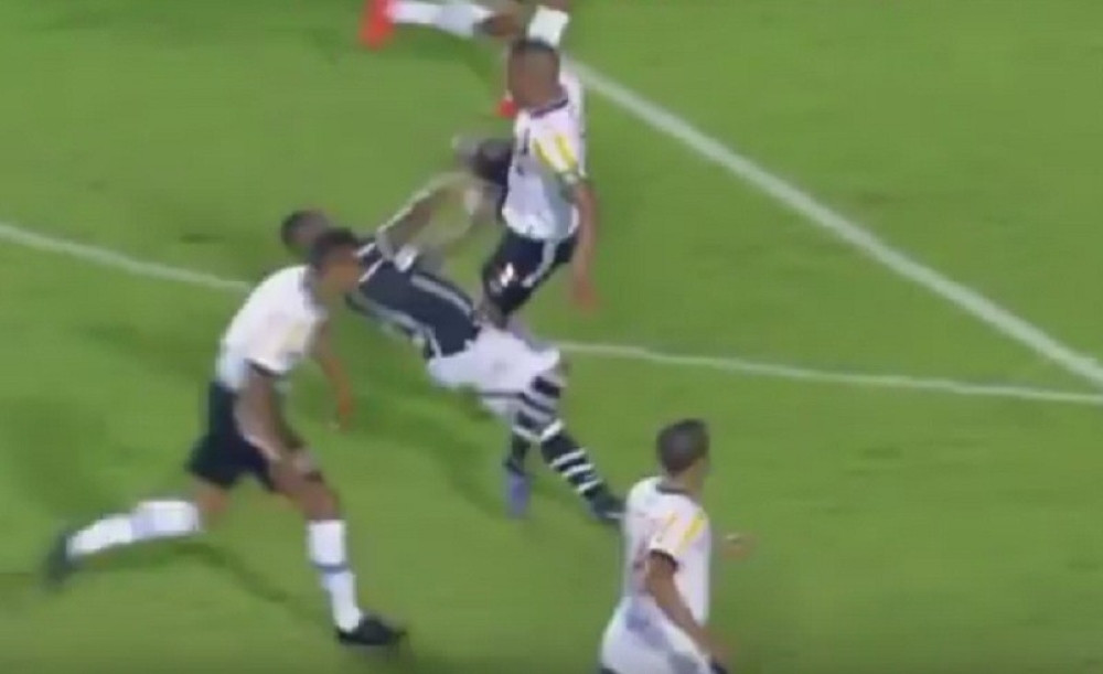 Krvnički start na fudbalskoj utakmici! (UZNEMIRUJUĆI VIDEO)