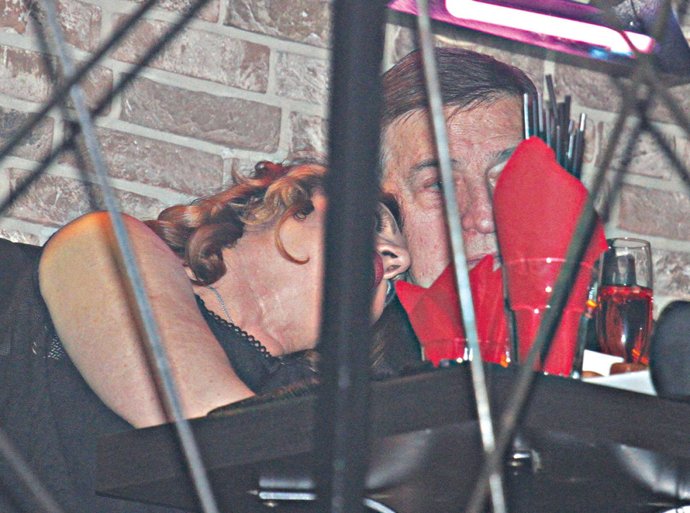 Ana zaspala na Mrkinom ramenu