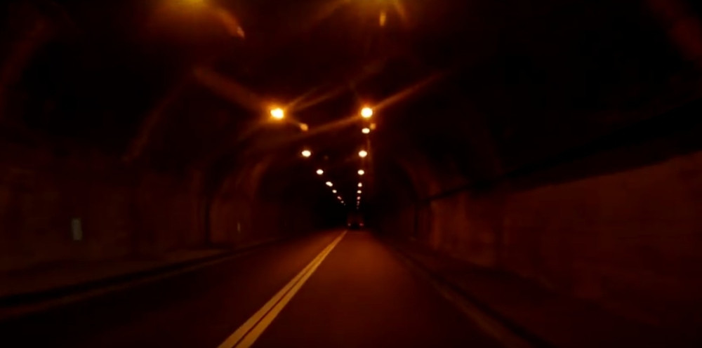 Ja bih autobus proterao ovuda, al' ne može! (VIDEO)