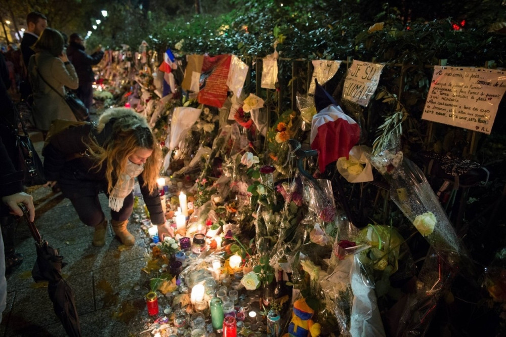Parižani odali počast žrtvama uz sveće i igru! (FOTO)