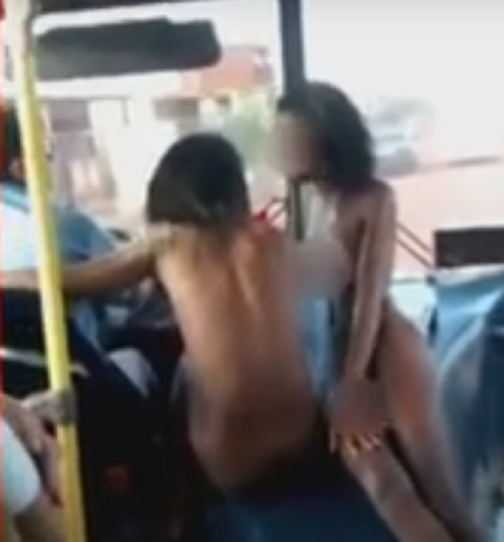 Skroz gole devojke ušle u autobus! (VIDEO)