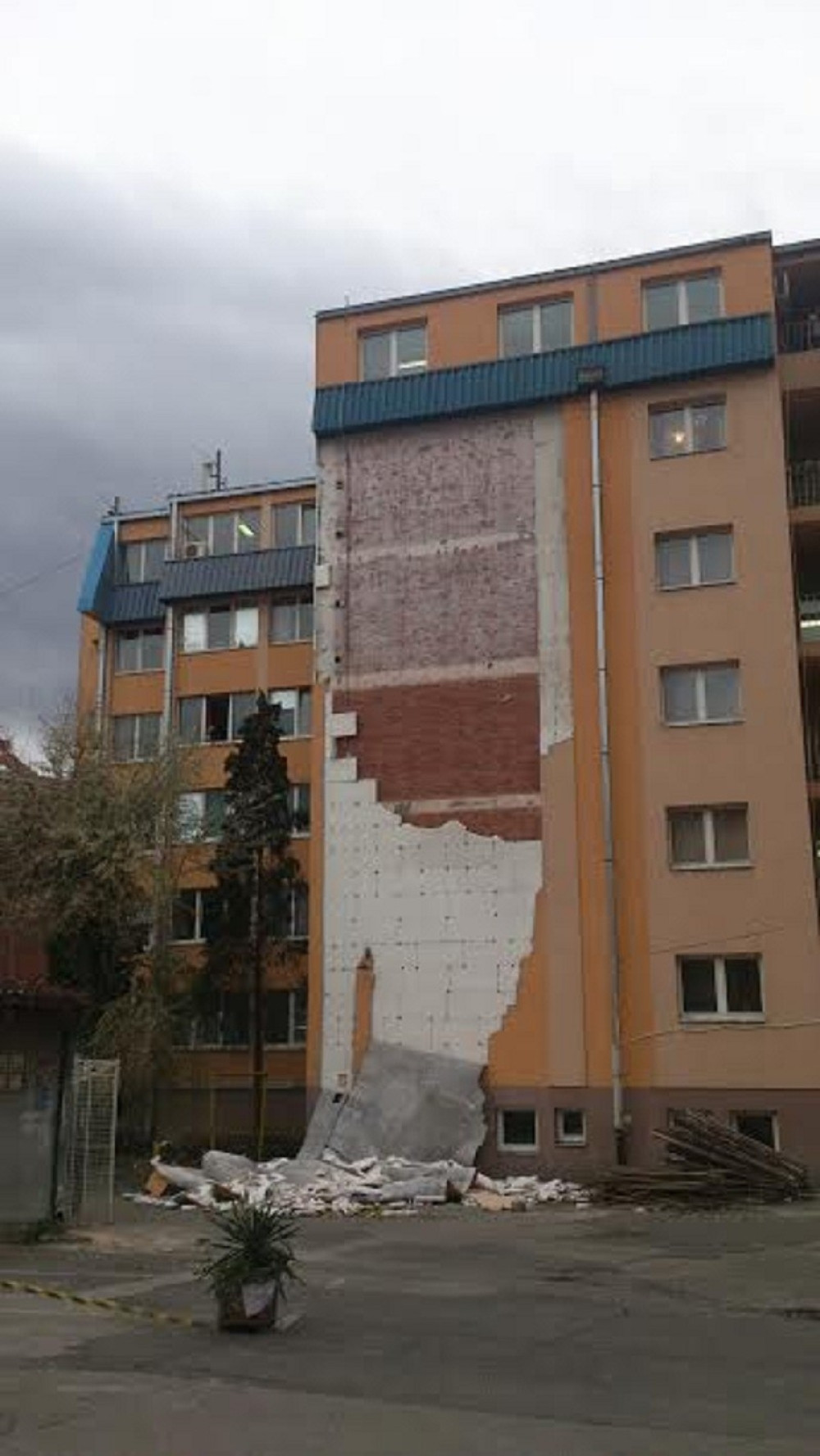 Obrušava se fasada, ugrožena deca!