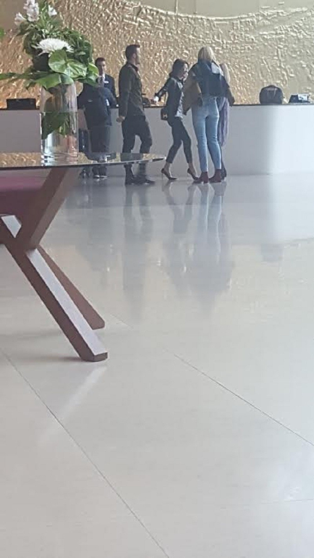 Keba lumpuje, Seve i Igor snimljeni kako napuštaju hotel! (VIDEO+FOTO)