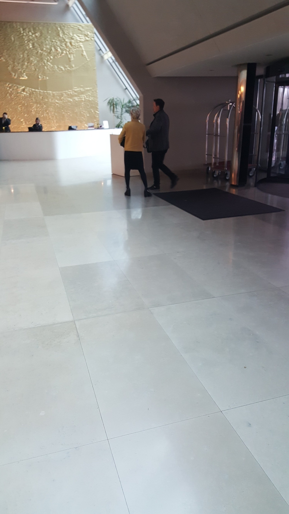 Keba ispratio snajku i sina pa došao u hotel!