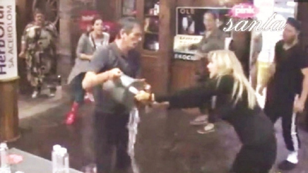 Mića: Je*aću ti majku, droljo!