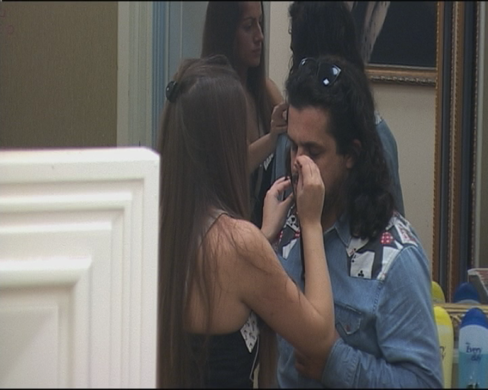 Dalila Čupi počupala dlake sa nosa!