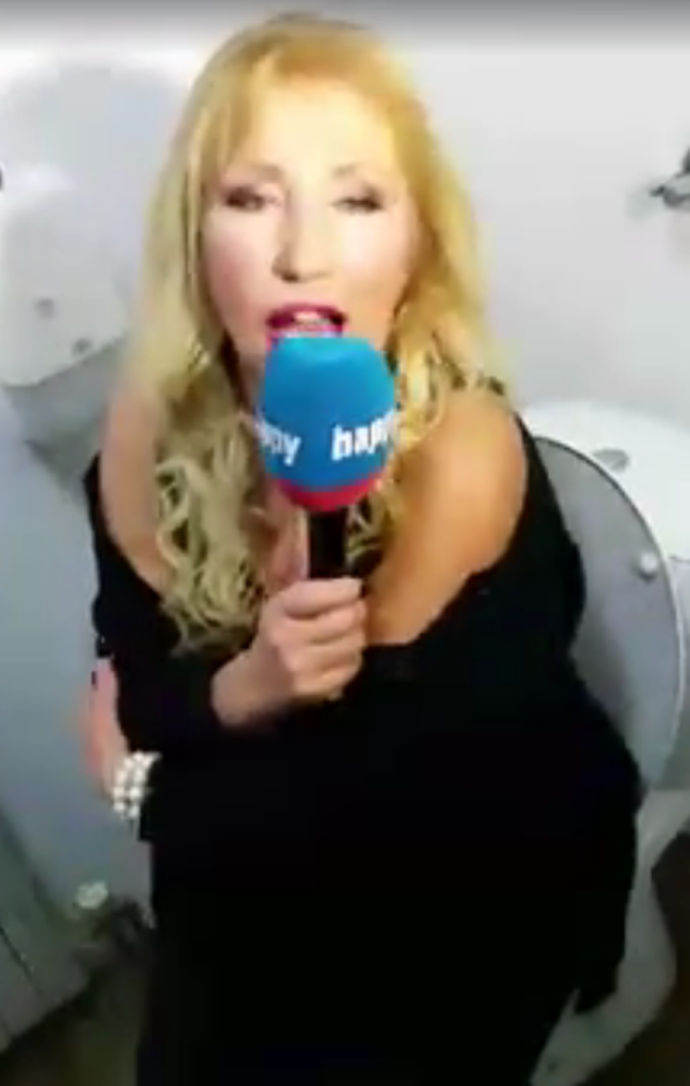 Nada Topčagić na WC šolji daje intervju! (VIDEO)