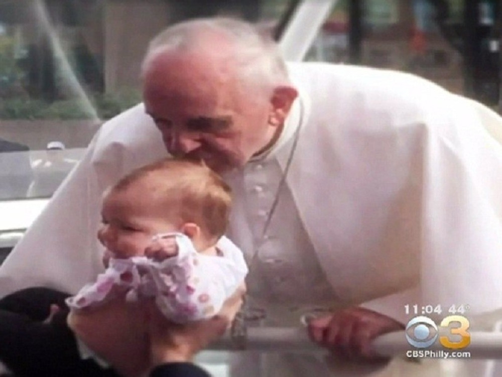 Papa poručio majkama da doje