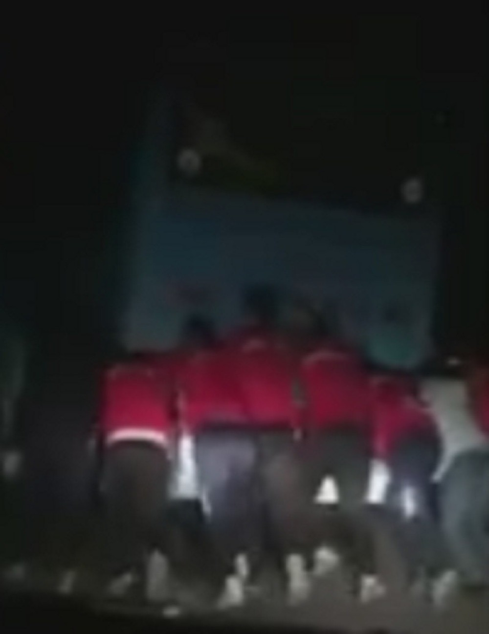 Albanci guraju autobus! (VIDEO)