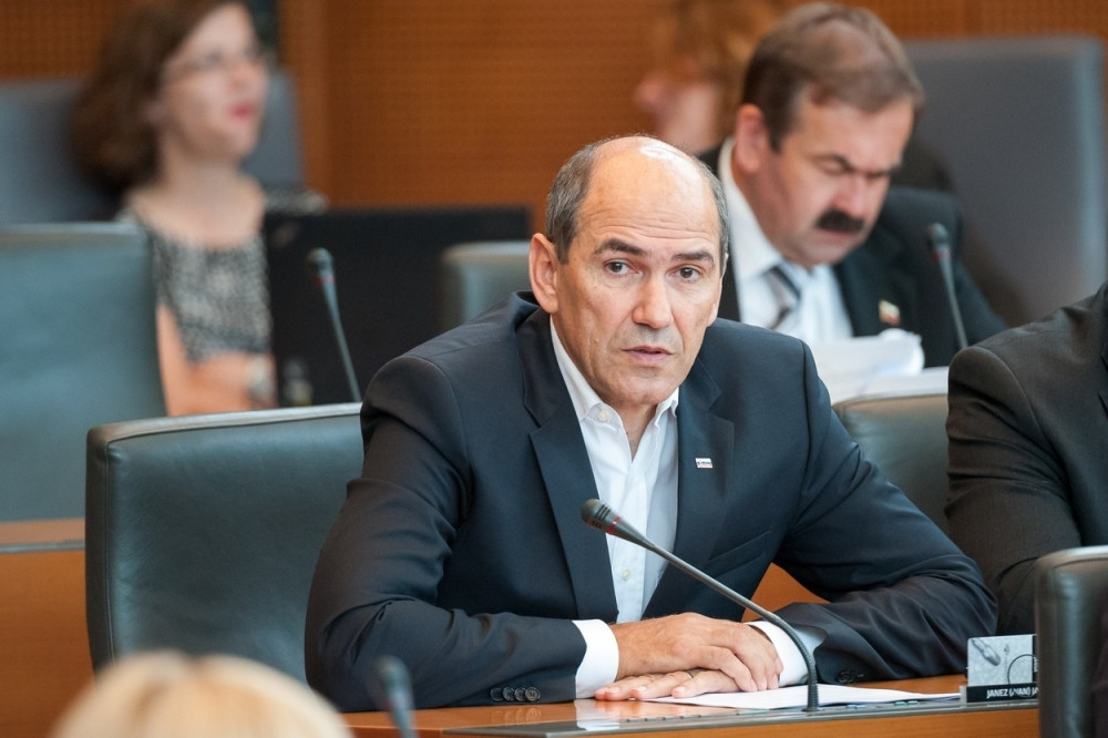 Janša bi da zabrani burku i nikab u Sloveniji!