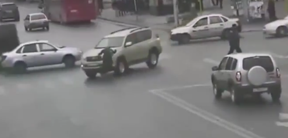 Dvaput džipom pregazio ženu na pešačkom! (VIDEO)