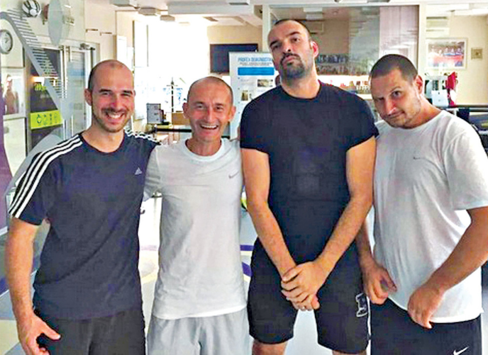 Bosiljčić vredno vežba u teretani