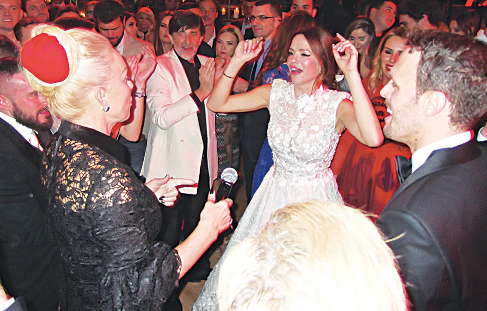 Željko, Brega, Haris i Brena zabavljali goste na svadbi veka (VIDEO)