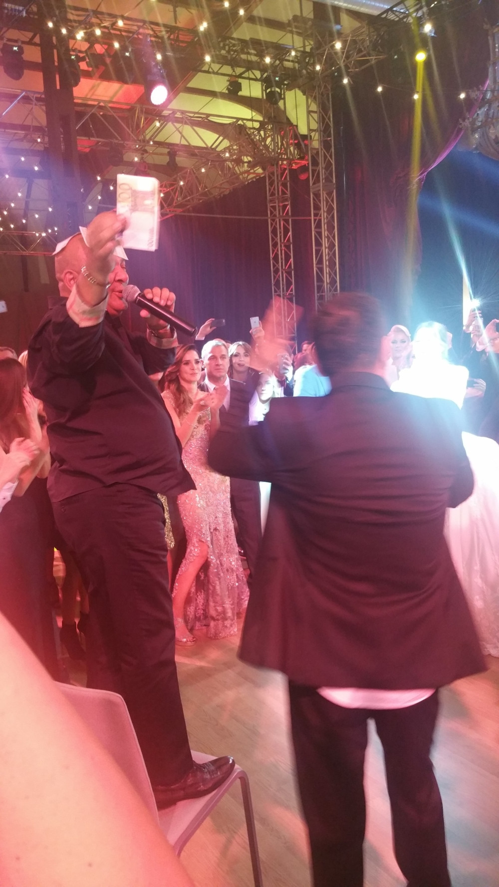 Keba poljubio Džeja u usta!? (VIDEO)