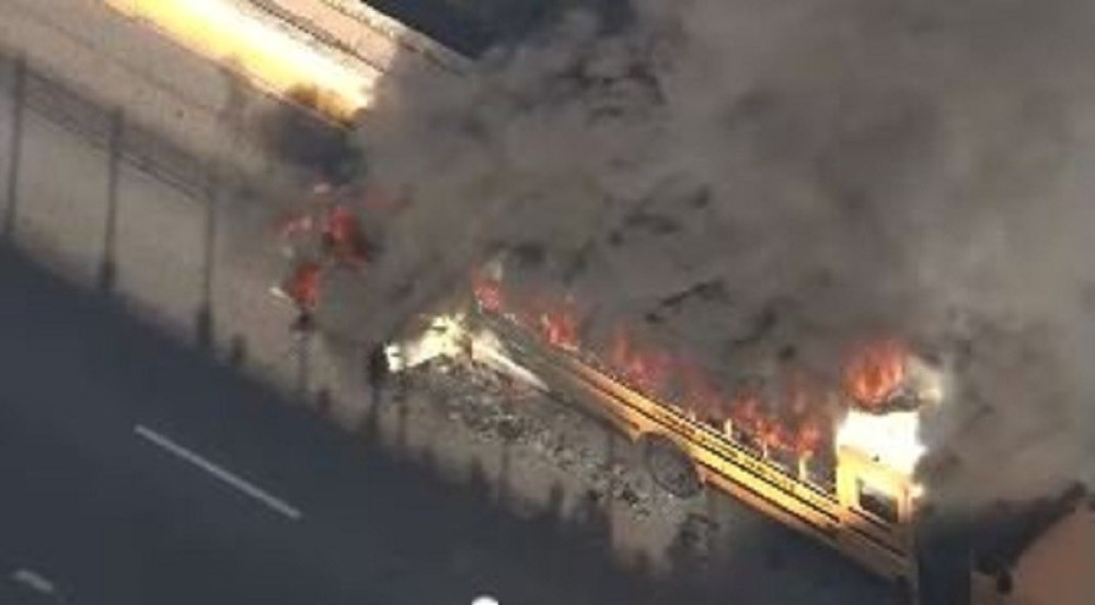 Izgoreo školski autobus! (VIDEO)