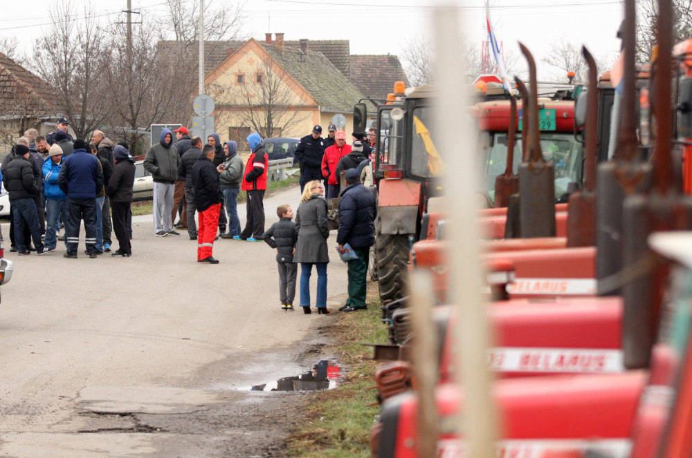 Paori na traktorima krenuli za Beograd, pa zaustavljeni (FOTO + VIDEO)
