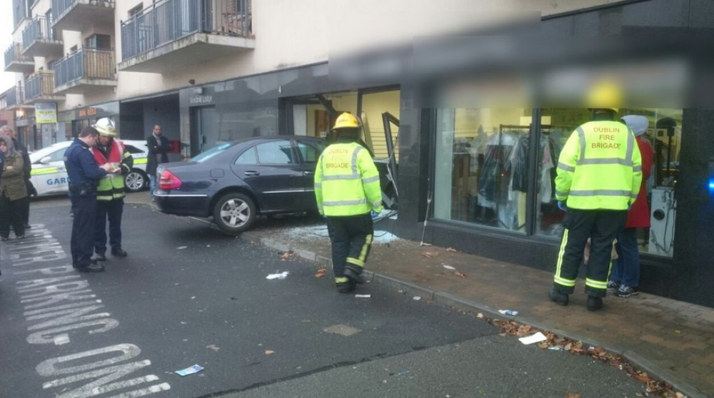 Mercedesom uleteo u izlog perionice! (FOTO)