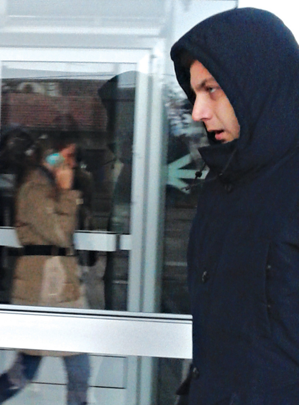 Pevač se krio od novinara na suđenju Mladićevim jatacima