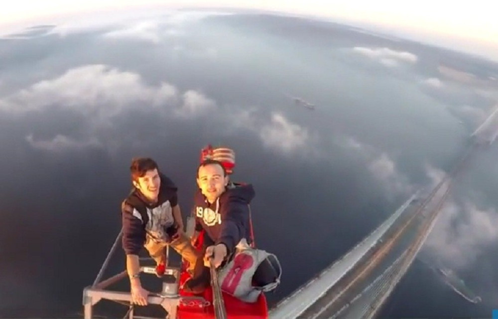 Nećete verovati gde su se popeli samo zbog fotkanja! (VIDEO)