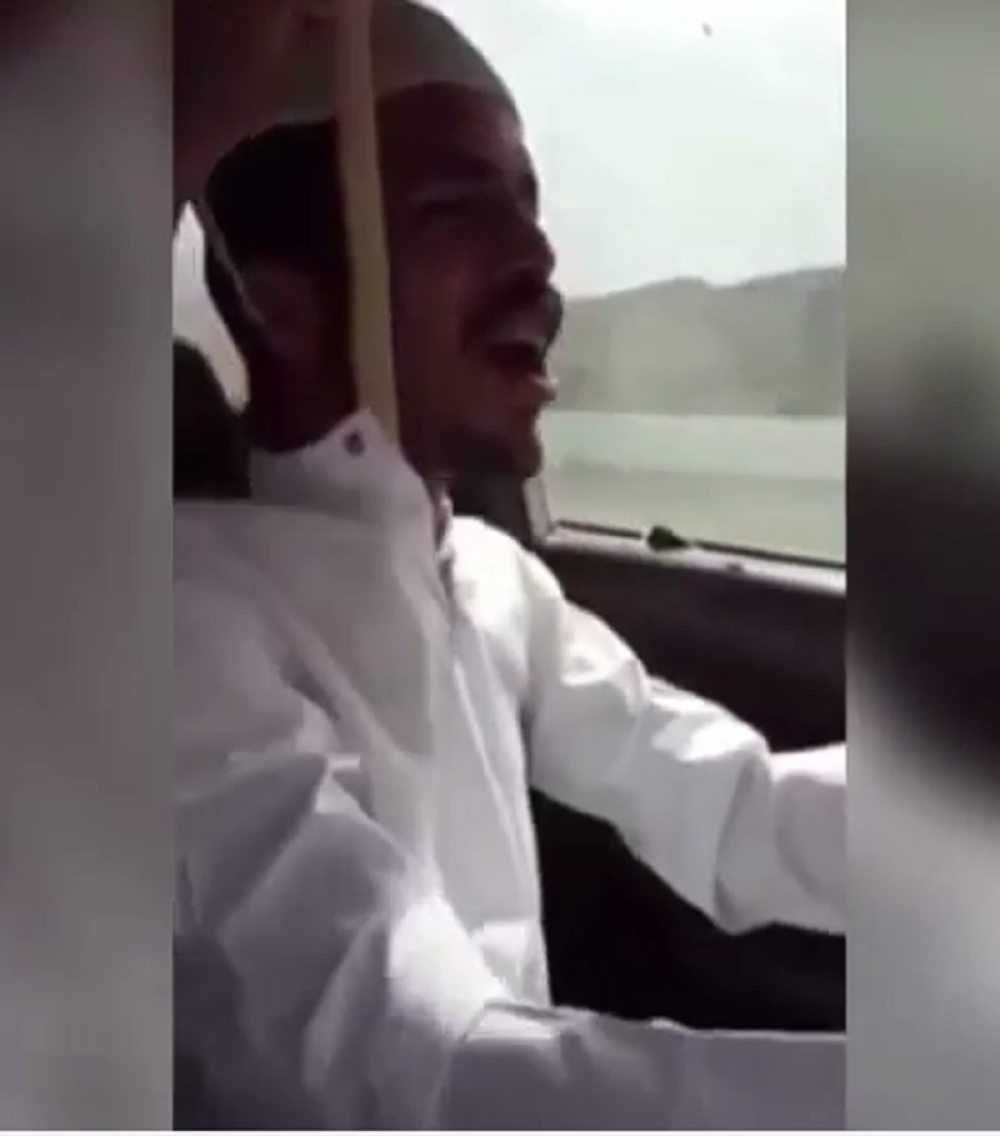 Vozi auto, a kobra mu gmiže ispod majice (VIDEO)