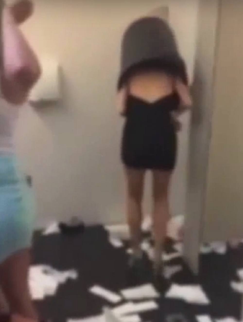 Kad devojke polude u toaletu! (VIDEO)